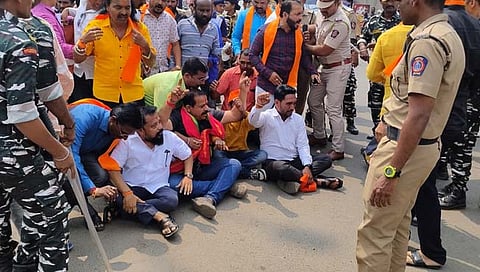 कसबा बावडा - टिपू सुलतानचा स्टेटस ठेवल्या प्रकरणी भगव्या चौकात ठिय्या आंदोलन केले. (छाया : पवन मोहिते)