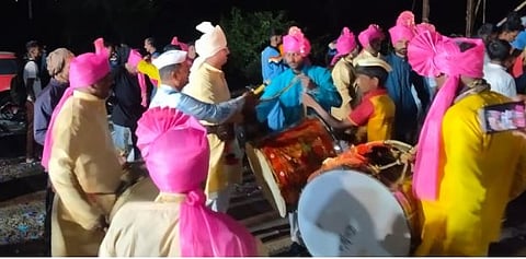 कुरुंदवाड : बाप्पाच्या विसर्जन मिरवणुकीत पोलिसांनी धरला पारंपरिक वाद्यांवर ठेका