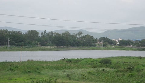 Pimpri News : तळेगाव स्टेशन तलावावर अंधाराचे साम्राज्य