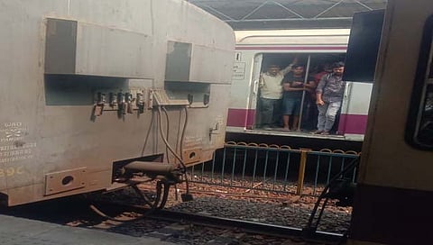 लोकलचे कपलिंग निघाले