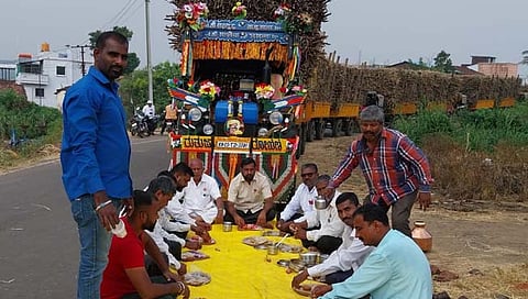 गावकऱ्यांनी दिलेल्या शिदोरीचा आस्वाद घेताना 'स्वाभिमानी'चे शिलेदार