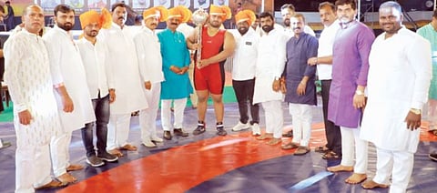 Pune News : महाबली केसरी किताबावर तुषार डुबेची मोहर