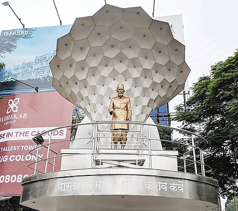 Pune News : महर्षी कर्वेंचा पुतळा स्थलांतराची याचिका फेटाळली