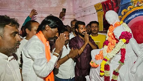 Manoj Jarange-Patil: सिंदखेडराजा येथे मनोज जरांगे-पाटील जिजाऊंच्या चरणी नतमस्तक