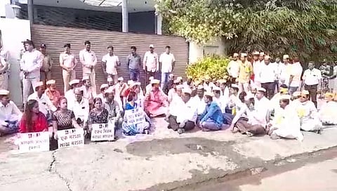 आमदार सुभाष देशमुख यांच्या निवासस्थानी ठिय्या आंदोलन