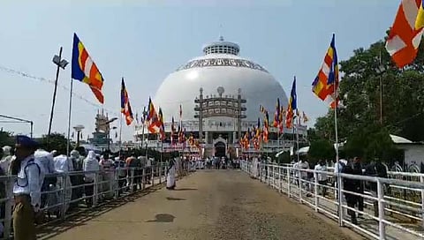 नागपूर: धम्मचक्र प्रवर्तन दिनानिमित्त अनुयायांची दीक्षाभूमीवर गर्दी