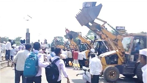 Nashik Manoj Jarange Patil | मनोज जरांगे पाटील यांच्यावर जेसीबीमधून फुलांची उधळण करताना अपघात; ४ जण जखमी