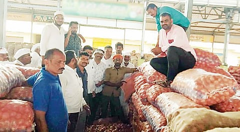 मंचर कृषी उत्पन्न बाजार समितीत कांद्याला उच्चांकी भाव