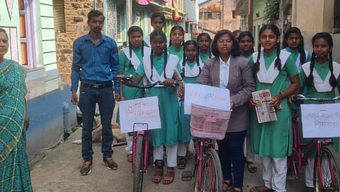 कोल्हापूर: कुरुंदवाडमध्ये विद्यार्थिनींचा ‘कमवा व शिका’ चा संदेश देत ‘दै. पुढारी’ वृत्तपत्राची विक्री