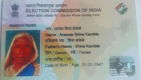 कोल्हापूर : निवडणूक विभागाचा भोंगळ कारभार; पुरुषाच्या मतदान कार्डवर छापला महिलेचा फोटो