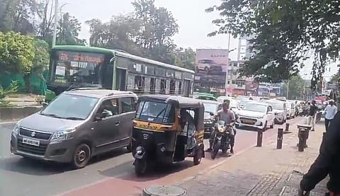 पीएमपी-चारचाकीचालकाचा रस्त्यातच ‘राडा’; फर्ग्युसन रस्त्यावरील घटना