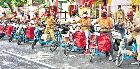 Global postage week : पोस्टमन झाले आणखी ‘स्मार्ट’; सायकलवरून आता ‘ई-बाईक’कडे प्रवास