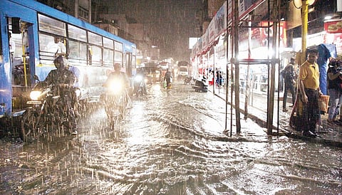 Pune Rain News : अर्ध्या तासात रस्त्यांना पूर; धो धो पावसाने पुणेकरांची दाणादाण; पादचारी, वाहनचालकांची तारांबळ