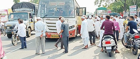 Pune News : थांबा असतानाही बस थांबत नसल्याने घेराव