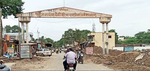 राज्यमार्ग अरुंद करण्याचा घाट ; राशीनची बाजारपेठ उद्ध्वस्त होण्याचा धोका