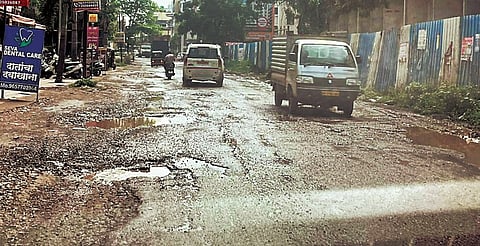Pune News : पुण्यातील लोहगाव परिसर गेला खड्ड्यांत!