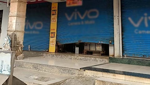 एकाच रात्रीत फोडली १२ दुकाने