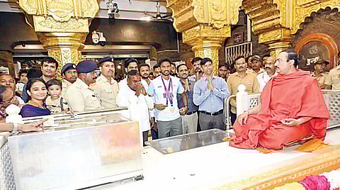 Asian Games : आशियाई क्रीडा स्पर्धेत पहिले सुवर्ण विजेता साबळे श्रीसाई चरणी लिन