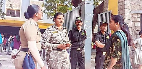 Pipmri : शाळांसमोर टवाळखोरांचा वावर