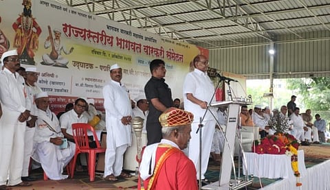 फोटो ओळ :- भागवत वारकरी संमेलनात बोलताना खासदार शरद पवार.