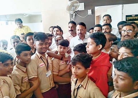 Nagar News : पुलासाठी विद्यार्थ्यांचा मुख्याधिकार्यास घेराव