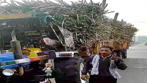 स्वाभिमानीने ट्रॅक्टर अडवला