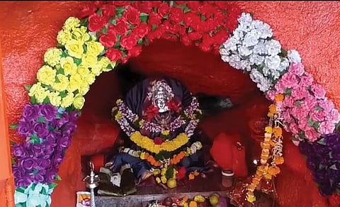 Navratri 2023 : टेकडीवर हिरव्यागार वनराईत वसलेली दुर्गादेवी