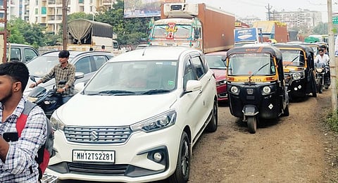 Pune News : लाल फितीत अडकला पालकमंत्र्यांचा आदेश; कात्रज-कोंढवा रस्त्यावरील वाहनचालकांचे हाल