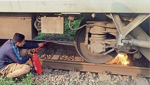 Pimpri News : अन् रेल्वेच्या चाकातून आग! ‘सिंहगड’च्या ब्रेक यंत्रणेत बिघाड