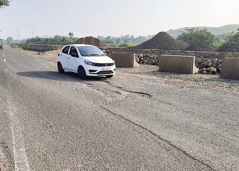 Pune News : पालखी महामार्गावरील खड्ड्यांमुळे अपघातात वाढ