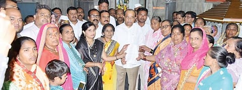 रेल्वे नोटिसांबाबत मंत्री दानवेंशी चर्चा करू : महसूलमंत्री राधाकृष्ण विखे पाटील