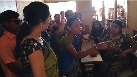 Chandrapur News : चंद्रपुरात २३ शाळकरी मुलींना तासभर डांबले स्वच्छतागृहात; सॅनिटरी नॅपकीनची विल्हेवाट न लावल्याने शिक्षा