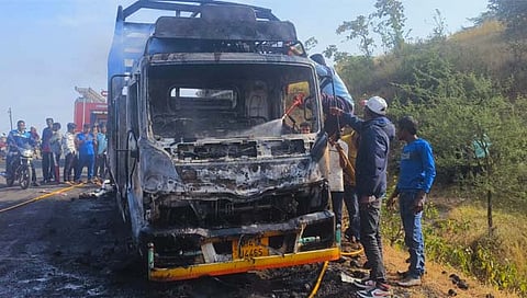 नाशिक: चिराई घाटात टेम्पोसह ६ लाखांचा किराणा माल जळून खाक