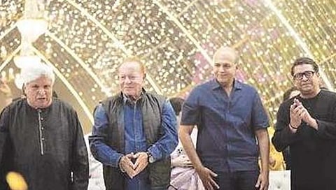 मनसेच्या शिवाजी पाकार्तील दीपोत्सवाला उपस्थित असलेले गीतकार जावेद अख्तर, पटकथा लेखर सलीम खान, दिग्दशर्क आशुतोष गोवारीकर, मनसे अध्यक्ष राज ठाकरे.