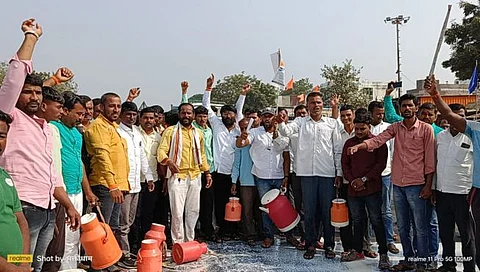 छत्रपती संभाजीनगर : नवीन कायगाव येथे दुध दरासाठी रस्ता रोको आंदोलन