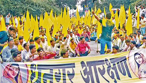 बीड : आरक्षणासाठी धनगर समाज रस्त्यावर