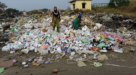 धाराशिव : उमरगा परिसरात उघड्यावर फेकला औषधांचा साठा
