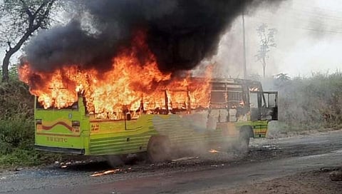पुणे-बंगळूर महामार्गावर धावत्या बसला आग; सर्व प्रवासी सुखरूप