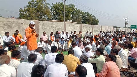 हिंगोली: नर्सी येथे महावितरणच्या ढिसाळ कारभाराविरोधात ठिय्या