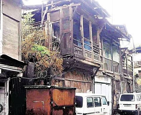 Pune News : धोकादायक वाड्यांत 50 हजार जीव टांगणीला