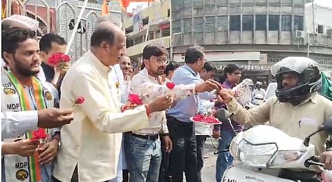 Maratha Reservation Agitation : मराठा आरक्षण मागणीसाठी आंदोलकांची गांधीगिरी