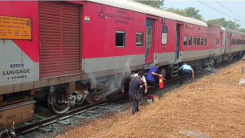 सावंतवाडी येथे मांडवी एक्सप्रेसच्या डब्याला आग