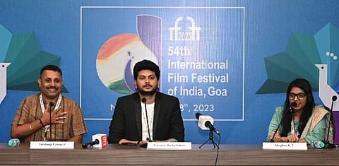 बोलताना संदीप कुमार व्ही. सोबत अभिनेता प्रसन्न शेट्टी आणि मेघना के. टी. (छाया : प्रभाकर धुरी)