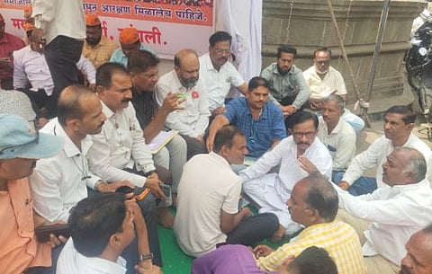 सांगली : ‘जिल्हाधिकाऱ्यांची तात्काळ बदली करा अन्यथा लोकप्रतिनिधींच्या दारात आंदोलन’