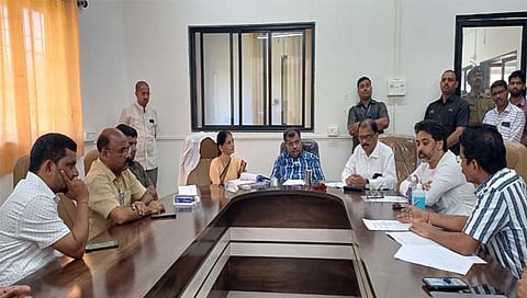 Sindhudurg News: मेडिकल कॉलेज, रुग्णालयांतील गैरसोयीवरून पालकमंत्र्यांकडून अधिकारी धारेवर