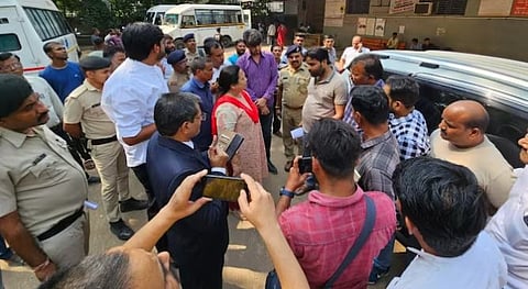 सुरत रेल्वे स्थानकावर झालेल्या चेंगराचेंगरीच्या दुर्घटनेची माहिती घेताना खासदार दर्शना जरदोश.