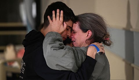 गाझामध्ये ओलीस ठेवण्यात आपलेल्या इस्त्रायच्या नागरिकांपैकी शेरॉन हर्टझमन यांची हमासने शनिवारी (दि.२५) सुटका केली. यानंतर शेबा मेडिकल सेंटरमध्ये आपली मुलगी नोमची भेट घेताना शेरॉन हर्टझमन. ( फाेटाे : पीटीआय)