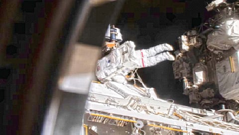 Spacewalk : अंतराळवीर स्पेस वॉक करीत असताना हातातून निसटून गेला टूल बॉक्स!