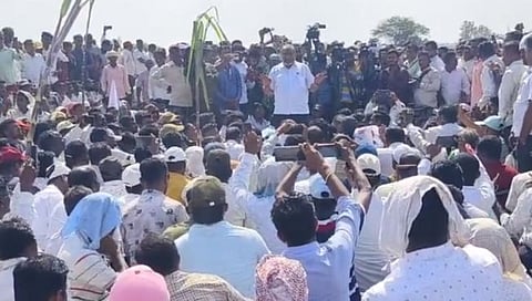 Sugar Cane Farmers Agitation Kolhapur | ऊस दर आंदोलन पेटले, पुणे-बंगळूर महामार्ग रोखला