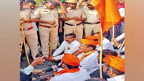 कोल्हापूर : कर्नाटकात जाणार्या कार्यकर्त्यांना रोखले